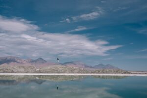 Ein Gewässer mit Q, der Qinghai-See in China.