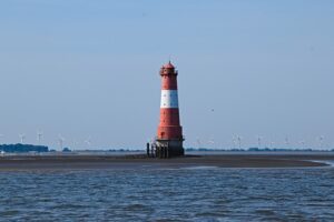 Ein Gewässer mit J: der Jadebusen (hier der Leuchtturm Arngast)