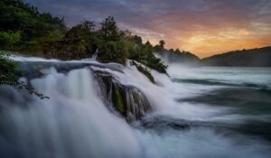 Deutschlands bekanntester Fluss mir R, der Rhein (hier die Rheinfälle bei Schaffhausen)